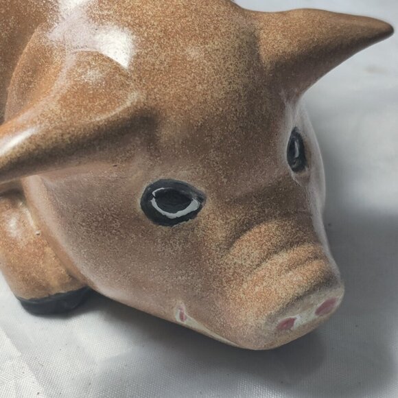 A pig figurine, wallowing in mud. Handpainted and very Realistic with mud spots - Picture 5 of 8
